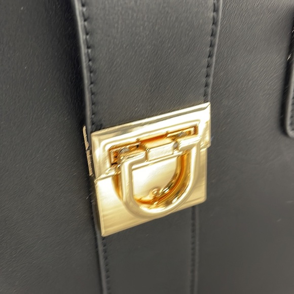 La Terre Fashion Vegan Handbag Color Black with crossbody strap - Picture 6 of 8